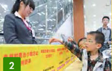 顧客將黃色小票投票到標(biāo)有自己想要資助的團體投票箱里。