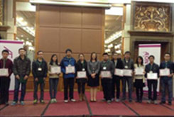 永旺領(lǐng)導(dǎo)向獲得獎(jiǎng)學(xué)金的學(xué)生頒發(fā)證書